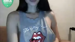 Жаркая баба Miakiss показывает упругие сиси