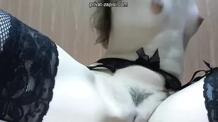 Леди в чулках Sweet_Amber ласкает клитор