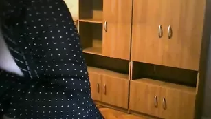 Шальные бабы dwe-su4ki разминают сиськи