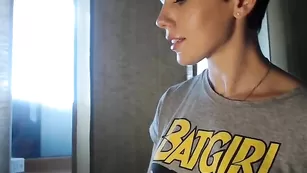 Шальная дама Mashulya29 трахает бритую письку