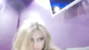 Совершенная телка xalexax дрочит писечку