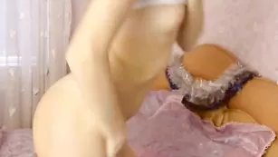 Белобрысая соска fairysex1 трахает бритые дырочки