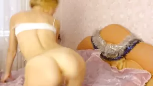 Белобрысая соска fairysex1 трахает бритые дырочки