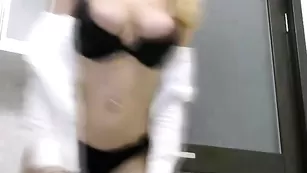 Голубоглазая модель Astarta69 обнажает сиси