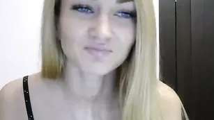 Голубоглазая модель Astarta69 обнажает сиси