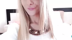 Похотливая сука secretgoddess0 ебется с фаллосом