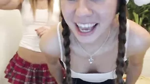 Похотливые школьницы Russiancandy демонстрируют прелести