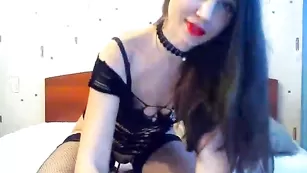 Изумительная DYWA-DRAKONA дрочит бритую киску