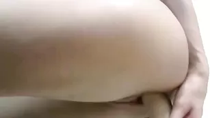 Знойная Astarta69 трахает пизду фаллосом