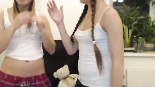 Роскошные школьницы Russiancandy эротично раздеваются