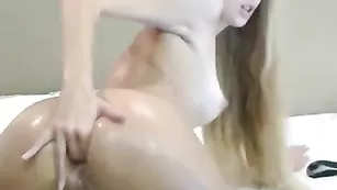 Шикарная самка SarahWinkel трахает анал рукой