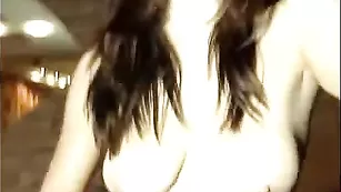 Голая красавица Amirared теребит половые губки