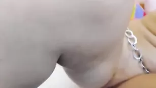 Шальная самка LoveBeyba трахает очко бутылкой