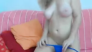 Грудастая куколка нежно разминает сосочки