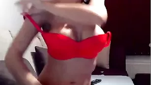 Грудастая самка sara669 сексуально раздевается