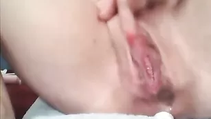 Русская блондинка трахает очко фаллосом