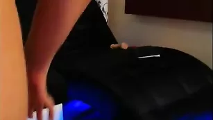 Нежная сучка BambinaDoll сует в пизду пальчики