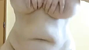 Грудастая старушка Mary позирует голая