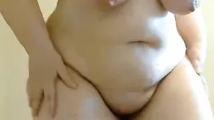 Грудастая старушка Mary позирует голая