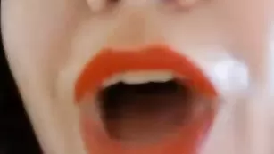 Грудастая старушка Mary позирует голая