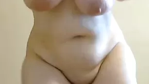 Грудастая старушка Mary позирует голая