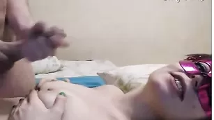 Шмара в маске AlinSexCouple получает сперму на грудь