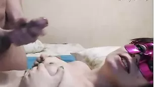 Шмара в маске AlinSexCouple получает сперму на грудь