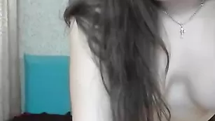 Пылкая сучка MyDina массирует киску