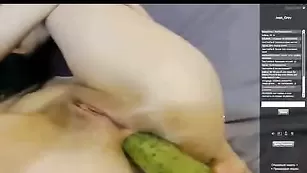 Роскошная Jean_Grey трахает анал огурцом