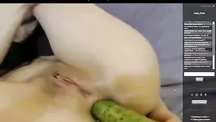 Роскошная Jean_Grey трахает анал огурцом