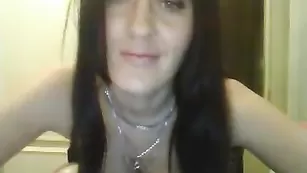 Кокетливая бабенка kiska тискает пизденку