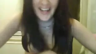 Кокетливая бабенка kiska тискает пизденку