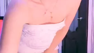 Соблазнительная самка DETKAX вертит упругой попой