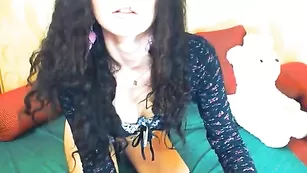 Кудрявая красавица mashabeaut общается во фри