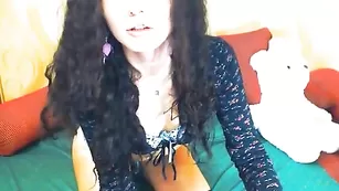 Кудрявая красавица mashabeaut общается во фри