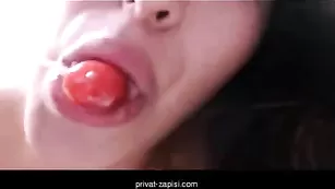 Пикантная сучка TastyLaurenXX трахает анальную дырочку