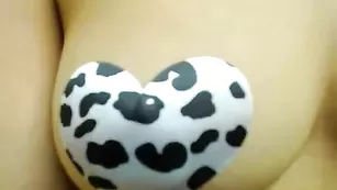 Пылкая самка SexyWildAngel показывает сиси скромно