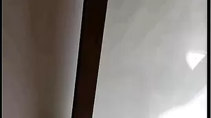 Красивая девочка Alina дрочит пизду на балконе