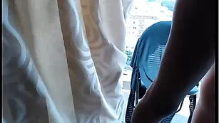 Красивая девочка Alina дрочит пизду на балконе