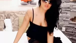 Блудливая anisataylor трахает киску пальчиками
