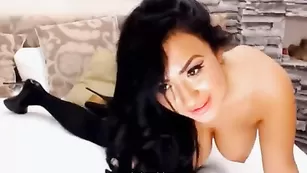 Блудливая anisataylor трахает киску пальчиками