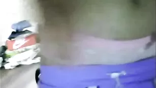 Новенькая шмара eyinni ласкает красивые сиськи