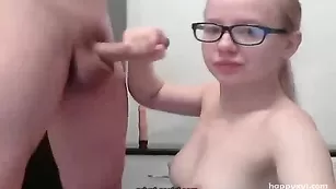 Очкастая соска OliviaGreis отсасывает пенис