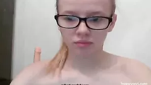 Очкастая соска OliviaGreis отсасывает пенис