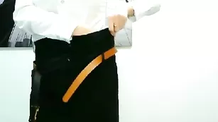 Деловая блондинка массирует большие сисечки