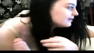 Строптивая брюнеточка KriisRus делает хороший минет