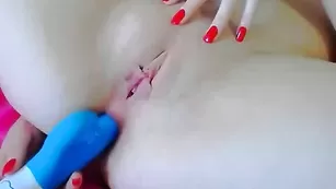 Пошлая телочка sexy-mary трахает очко самотыком