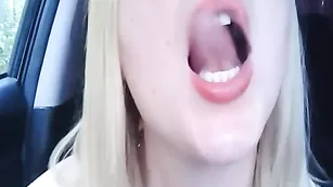 Порочная шлендра SexyStella сосет дилдо в машине