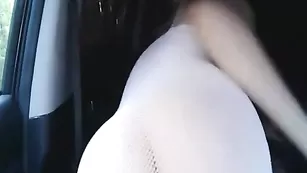 Порочная шлендра SexyStella сосет дилдо в машине