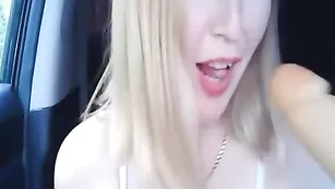 Порочная шлендра SexyStella сосет дилдо в машине